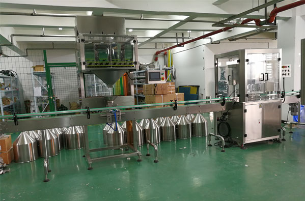 桶裝雞精顆粒灌裝機(jī)設(shè)備-自動化雞精灌裝機(jī)供應(yīng)廠家車間圖