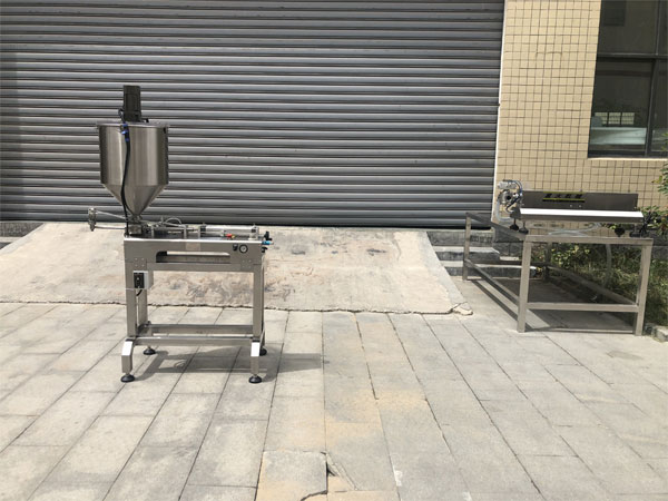 小型食品醬料灌裝機設(shè)備車間圖